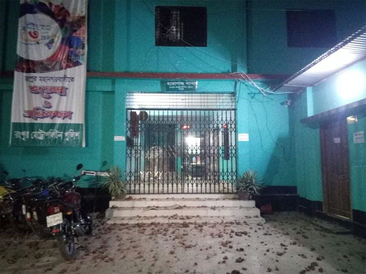 বিক্ষুব্ধ এলাকাবাসী সন্ধ্যায় মেট্রোপলিটনের হারাগাছ থানা ঘেরাও করে ব্যাপক ভাংচুর করে।
