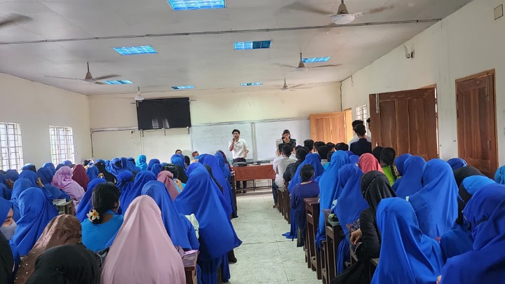 হাইমচর সরকারি মহাবিদ্যালয়ে, শিক্ষার্থীদের সঙ্গে পূর্ণাঙ্গ ক্যারিয়ার সম্পর্কে আলোচনার সময়।