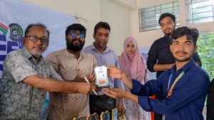 বাবুরহাট কলেজে ‘ক্যারিয়ার কম্পাস ২০২৫’ সেমিনারে ক্রেস্ট প্রদান করছেন অতিথিবৃন্দ।